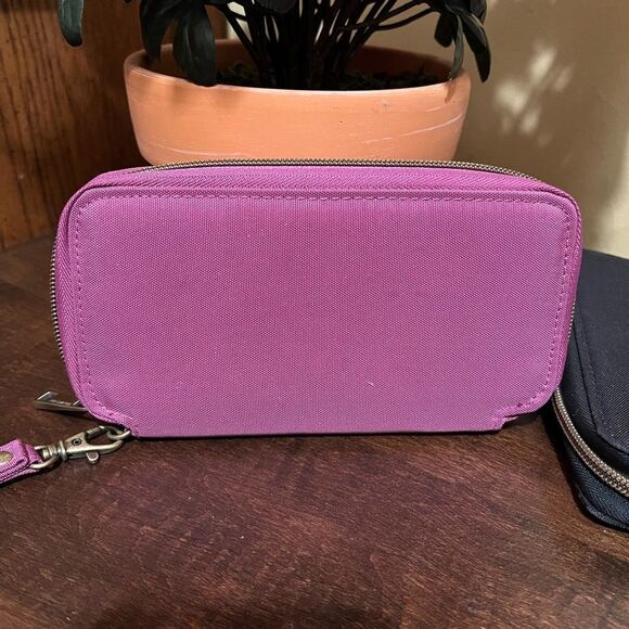 BUNDLE OF 2 Travelon RFID Zippered Wristlet/Wallet - Picture 3 of 8